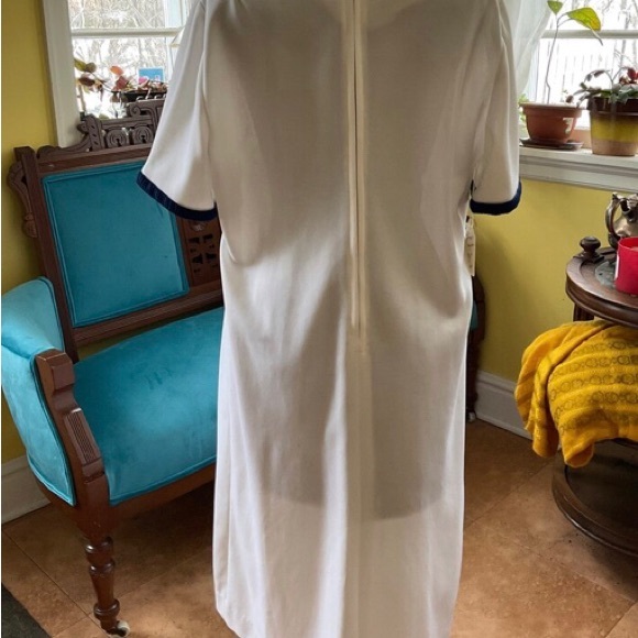 Vintage 1960
Leo-Danal Shift Dress. Classic, side faux button design.
US16 - Picture 2 of 6